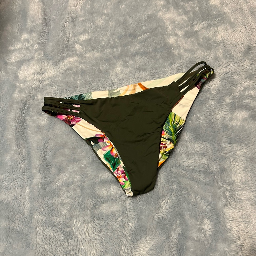 Reversible bikini bottom